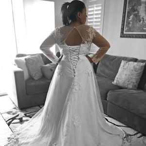 BEAUTIFUL PLUS SIZE WEDDING DRESS - SIZE 18